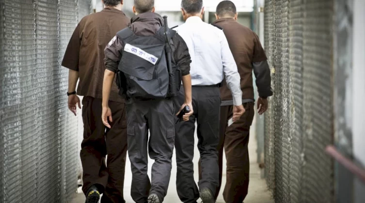 أسير يروي تفاصيل الاعتداء الهمجي الذي تعرض له أثناء اعتقاله