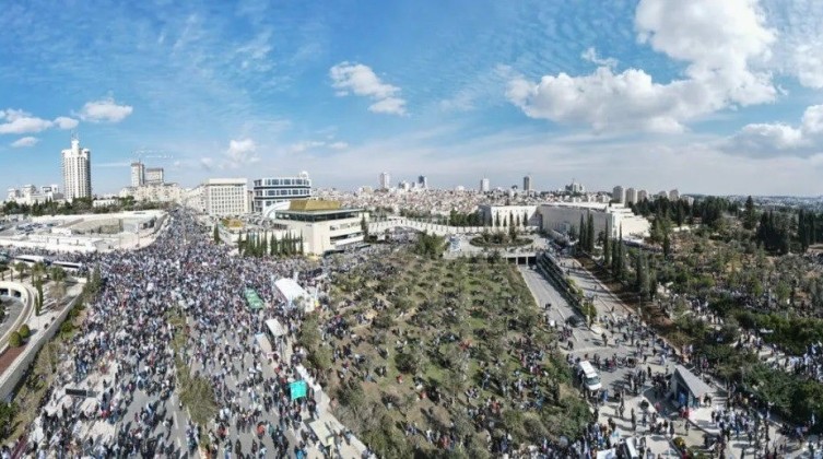 عشرات الآلاف من الإسرائيليين يتظاهرون أمام الكنيست بالقدس