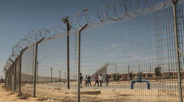 نادي الأسير: إدارة سجن النقب تواصل عزل (68) أسيرًا بشكل جماعي