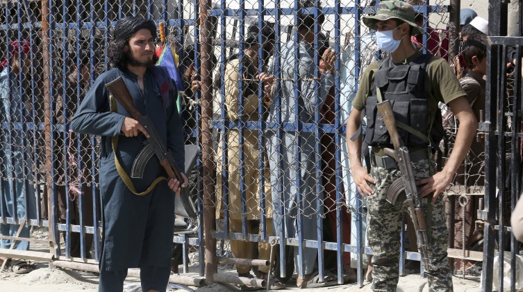 اشتباكات مسلحة بين القوات الباكستانية والأفغانية  عند معبر طورخم الحدودي