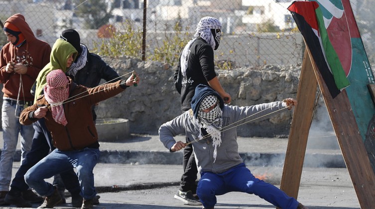 الاحتلال يعتقل شابين ويصيب آخرين في الضفة الغربية