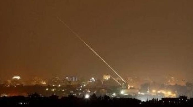 بالفيديو: المقاومة الفلسطينية بغزة تطلق رشقة صاروخية اتجاه مستوطنات الغلاف