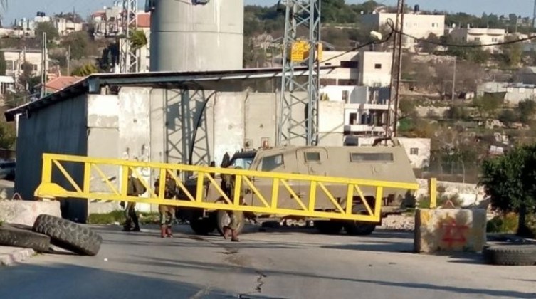 الاحتلال ينصب بوابة حديدية في سلفيت