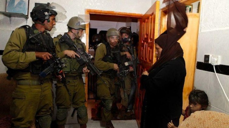 قوات الاحتلال تعتقل 30 فلسطيناً في القدس الضفة الغربية
