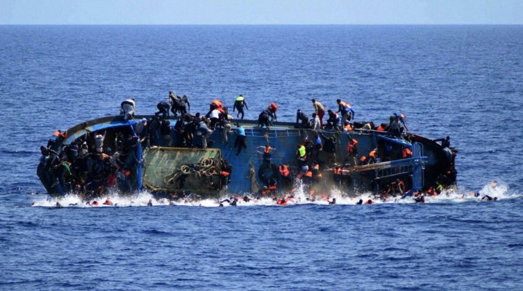 مصرع 40 مهاجرًا جراء غرق مركب قرب السواحل الإيطالية