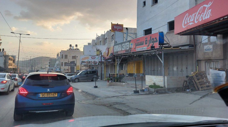 الاحتلال يغلق المحال التجارية في بلدة حوارة جنوب نابلس