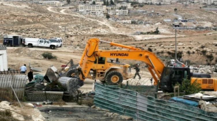 الاحتلال يهدم منشأة تجارية في مدينة القدس