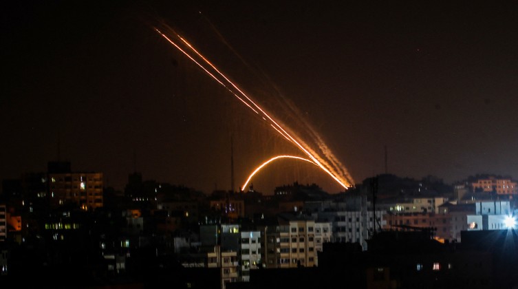 صحيفة: إطلاق الصواريخ غزة مرتبط بالتوتر في صفوف الأسرى