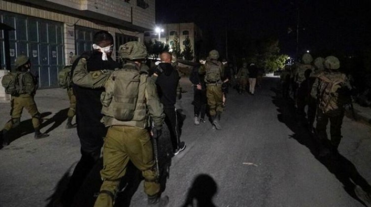 الاحتلال يعتقل 8 مواطنين جنوب الخليل