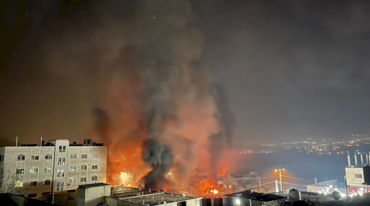 بالفيديو: مستوطنون يحرقون منزلاً ويهاجمون أخرى جنوب نابلس