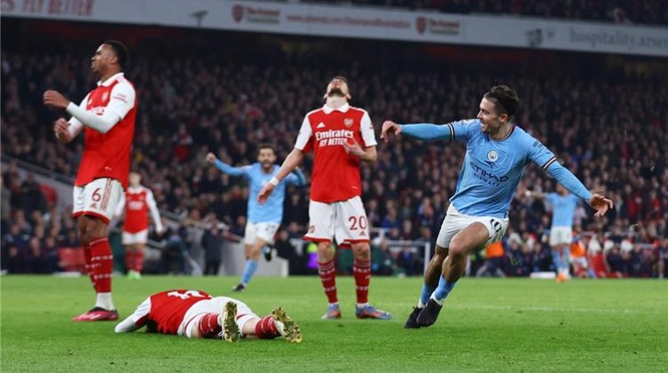 بالفيديو: مانشستر سيتي يكتسح آرسنال بثلاثية ويتصدر ترتيب الدوري الإنجليزي