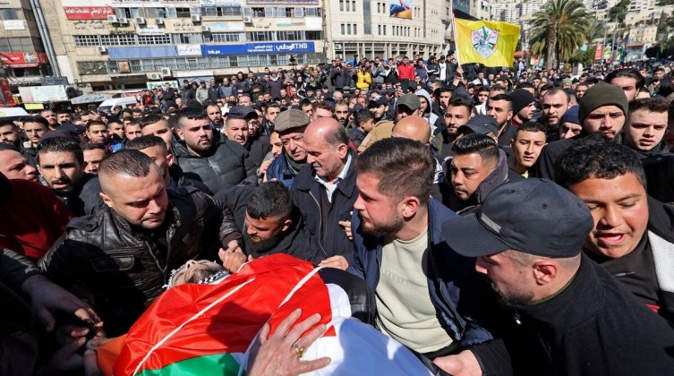 جماهير فلسطينية تشيع جثمان الشهيد أمير بسطامي في نابلس