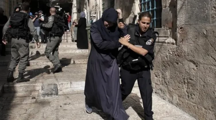الاحتلال يعتقل مواطنة مقدسية وابنتها من باحات المسجد الأقصى