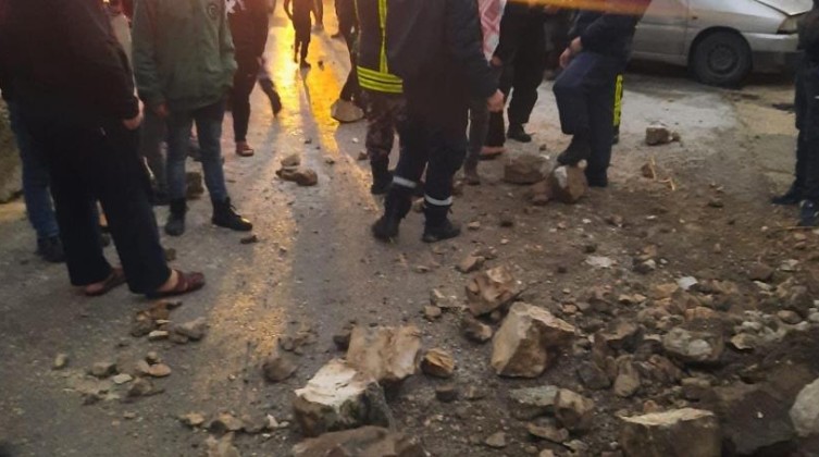 بالصور: انهيار سقف منزل في نابلس بفعل الأمطار والهزة الأرضية