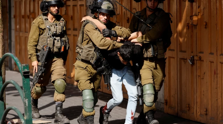 قوات الاحتلال تعتقل 5 فلسطينيين من الضفة