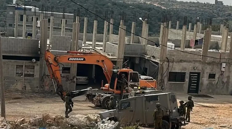 الاحتلال يستولي على جرافة غرب سلفيت