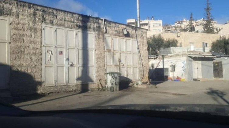 الاحتلال يُخْلي 5 محال تجارية في جبل المكبر تمهيدًا لهدمها