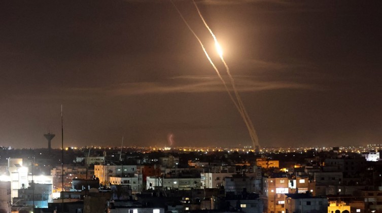 الإعلام العبري يُعلق على إطلاق صاروخ من غزة تجاه مستوطنات الغلاف