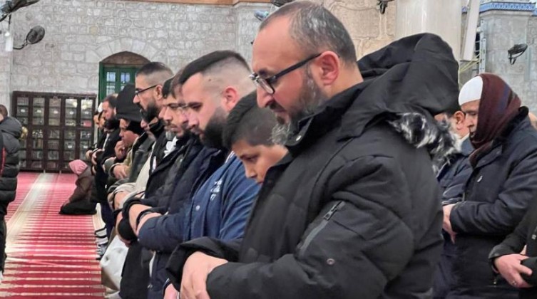 بالفيديو والصور: آلاف يلبون نداء الفجر العظيم في المسجد الأقصى ومساجد الضفة