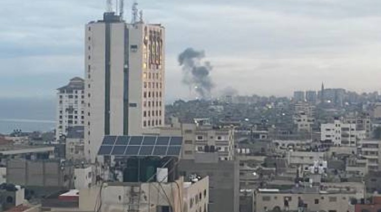 بالفيديو: الاحتلال يستهدف مواقع للمقاومة الفلسطينية في غزة
