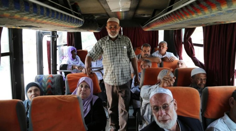 أهالي أسرى غزة يتوجهون لزيارة أبنائهم في "نفحة"