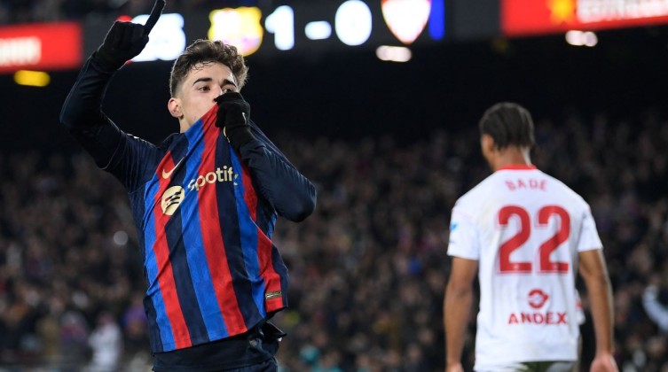 بالفيديو: برشلونة يكتسح إشبيلية بثلاثية ويبتعد بصدارة الدوري الإسباني