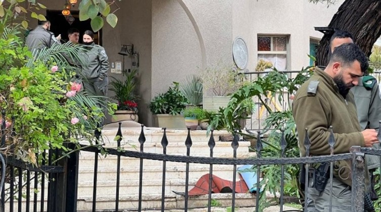 بالفيديو: الاحتلال يقتحم منزلي الأسيرين المحررين ماهر وكريم يونس