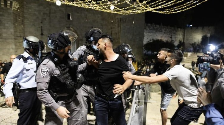 شرطة الاحتلال تعتقل شابا بعد الاعتداء علي في القدس