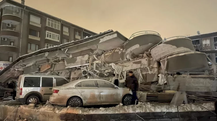 بالفيديو والصور: عشرات القتلى ومئات الإصابات جراء زلزال ضرب تركيا وسوريا