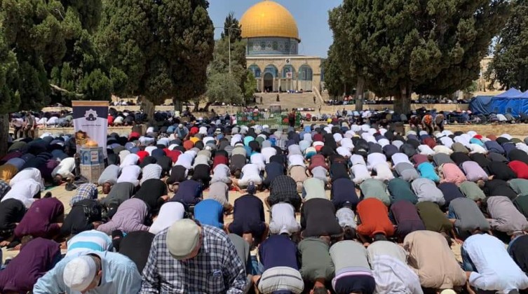 بالصور: ثمانون ألف مصل أدوا صلاة الجمعة في المسجد الأقصى