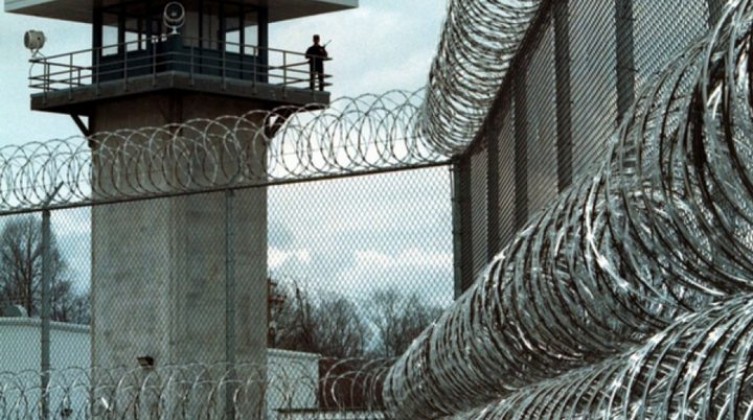 إدارة سجن "النقب" تواصل عمليات التّنكيل بحقّ (68) أسيرًا