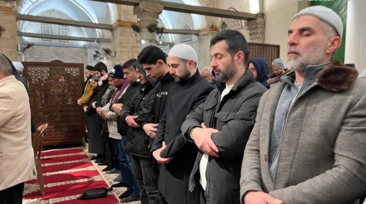بالصور: الآلاف يلبون نداء الفجر العظيم في المسجدين "الأقصى" و"الإبراهيمي"