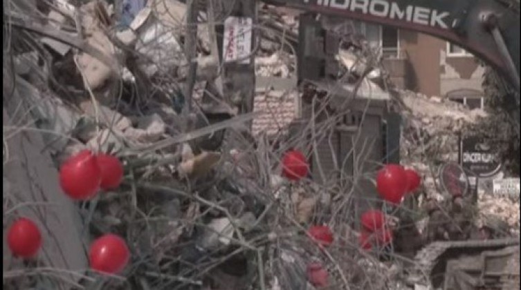 تعرف على سر البالونات الحمراء على أنقاض المباني المنهارة في تركيا