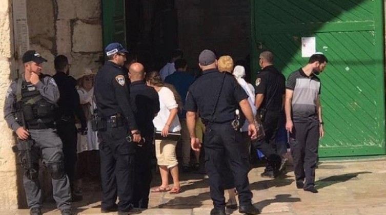 الاحتلال يعتقل أحد حراس المسجد الأقصى