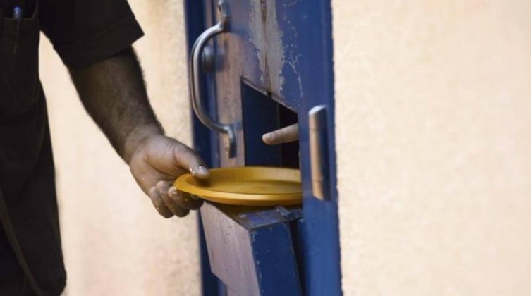 "الحركة الأسيرة" تعلن إغلاق الأقسام وإرجاع وجبات الطعام