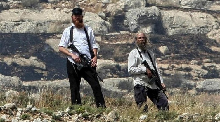 مستوطنون يحتجزون عائلة فلسطينية جنوب نابلس