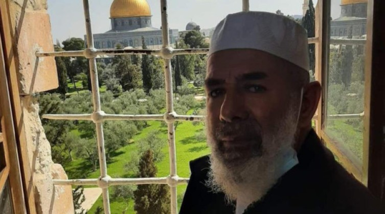 الاحتلال يبعد مرابطًا مُسنًا عن المسجد الأقصى