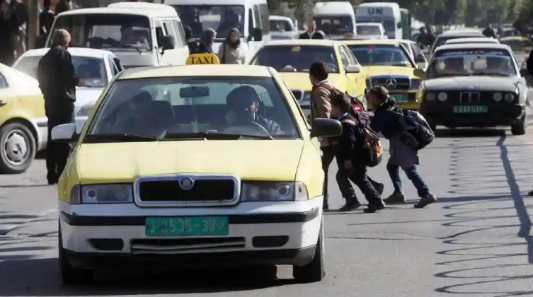 النقل بغزة: يجب تحويل المركبة لعمومي للسماح لها بالعمل على الخط