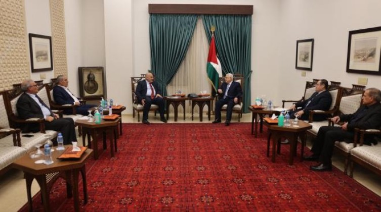 الرئيس عباس يلتقي مع وزير العمل نصري أبو جيش.. ماذا بحثا؟