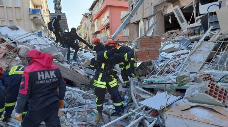 فريق التدخل الفلسطيني في تركيا ينتشل 5 جثث بمدينة ملاطية