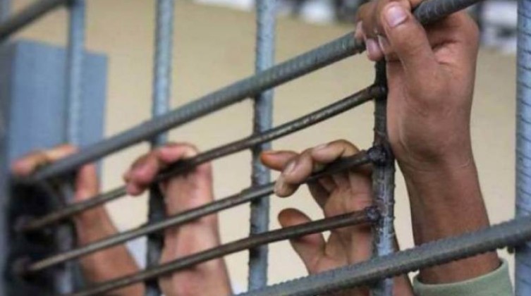 الأسير المعزول عدي عياش يعاني من سياسة الإهمال الطبي