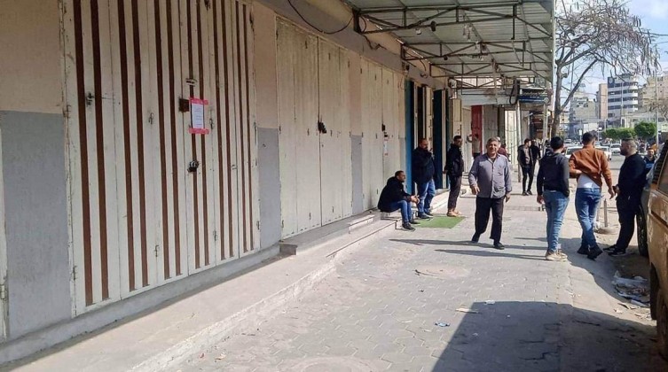 بالصور: تجار الملابس بغزة  يُعلنون الإضراب الجزئي