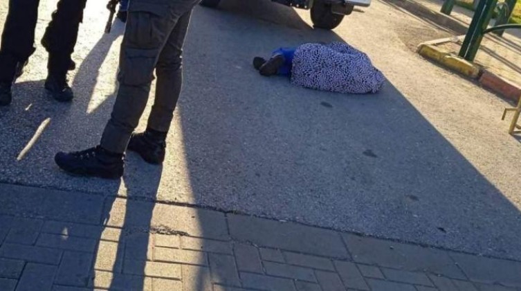 بالفيديو: الاحتلال يطلق النار على سيدة فلسطينية بزعم تنفيذها لمحاولة طعن
