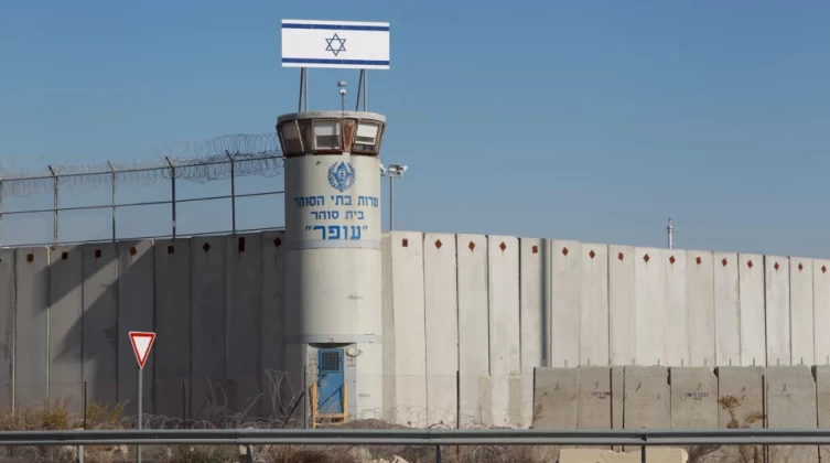 الأسرى في "عوفر" يقررون البدء بخطوات احتجاجية