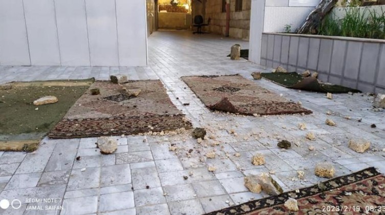 بالصور: مستوطنون يهاجمون مسجدا في الخليل