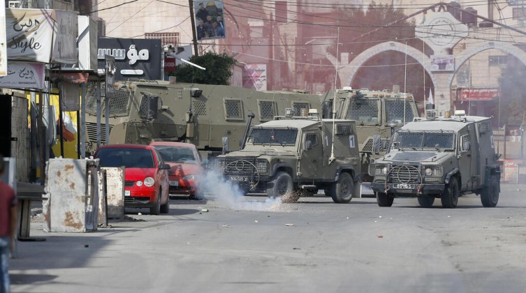محدث بالفيديو والصور: 10 شهداء وإصابات بينها خطيرة برصاص الاحتلال خلال اقتحام نابلس