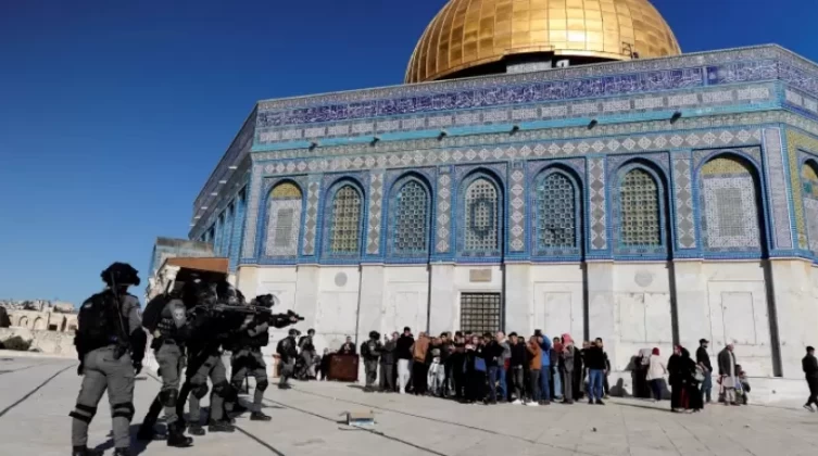 23 اقتحاما للأقصى ومنع رفع الأذان 44 وقتا في "الإبراهيمي" الشهر الماضي