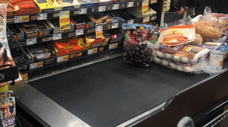 "الطعام" يتسبّب في فصل عامل من عمله في غزة