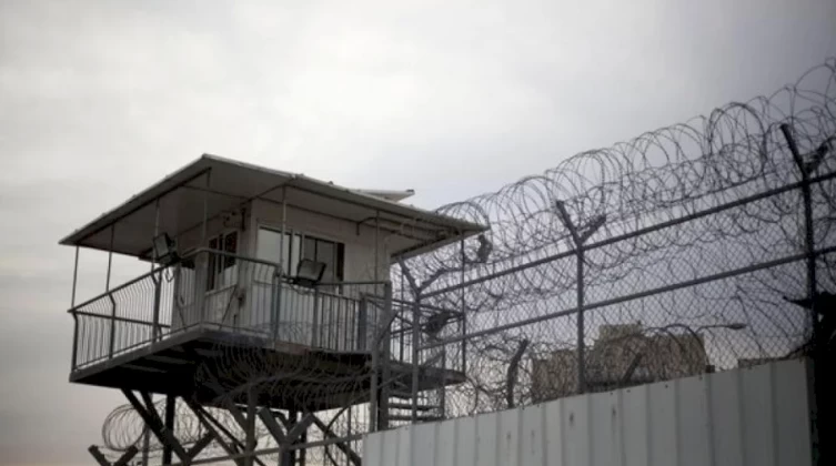 الأسرى يواصلون "العصيان" ويعتصمون اليوم في ساحات السجون