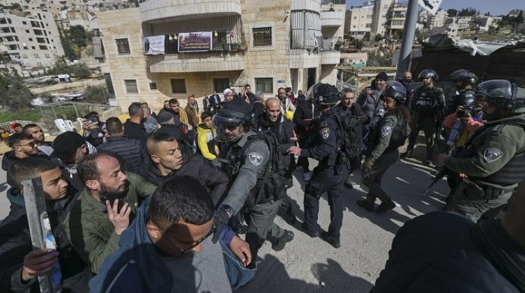 قوات الاحتلال تعتقل زوجة الشهيد "قراقع"